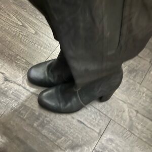 These are UGG Asher 5760 knee-high boots Charcoal Grey Leather  Boots.